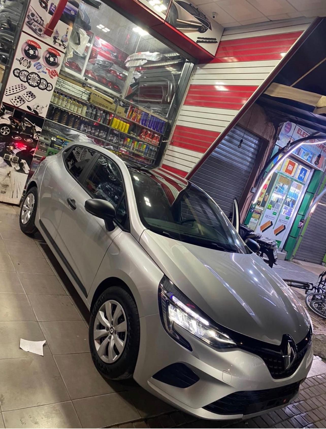 Clio 5 (grigia) available to rent